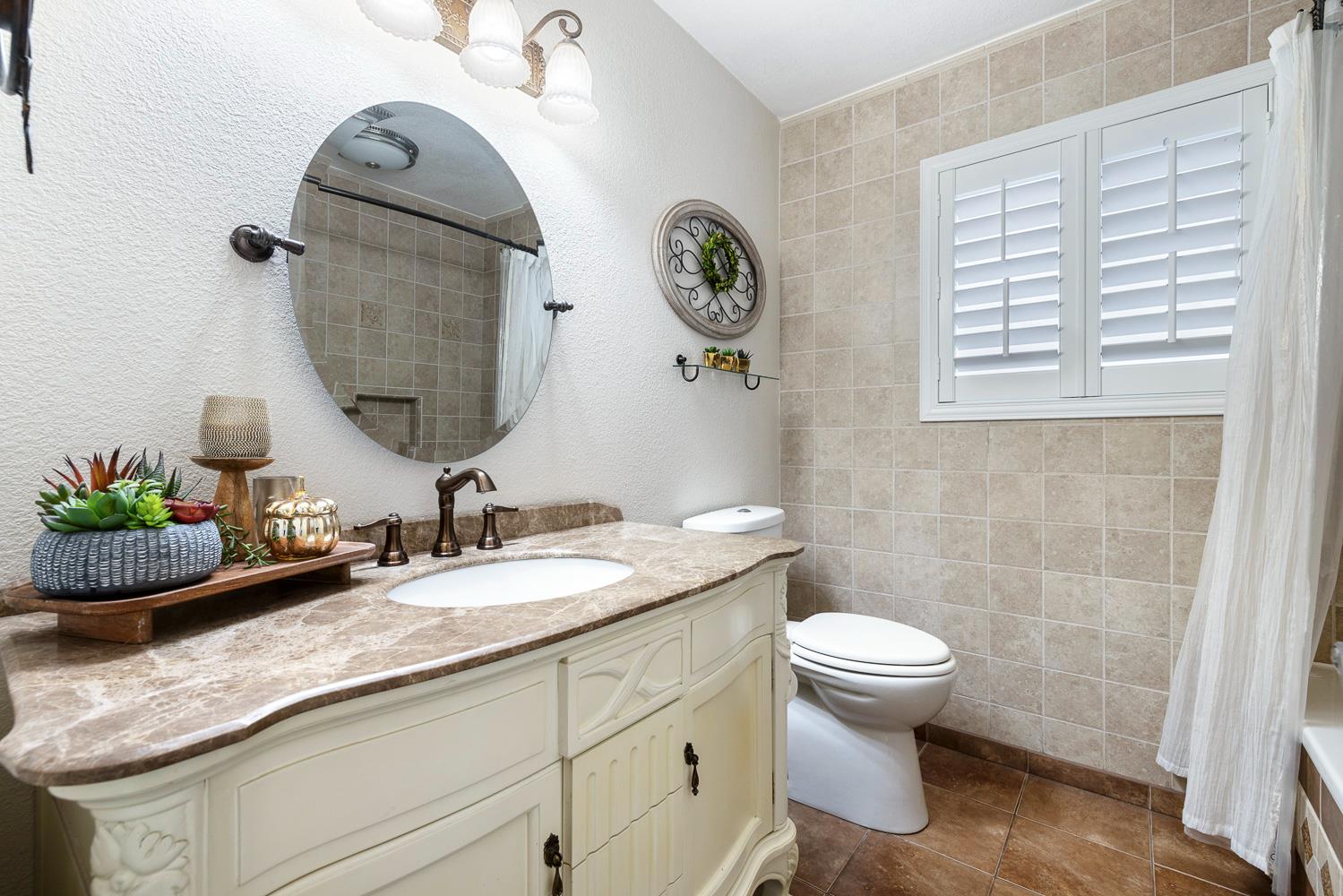 30 W Swift Ave, Clovis, CA 93612