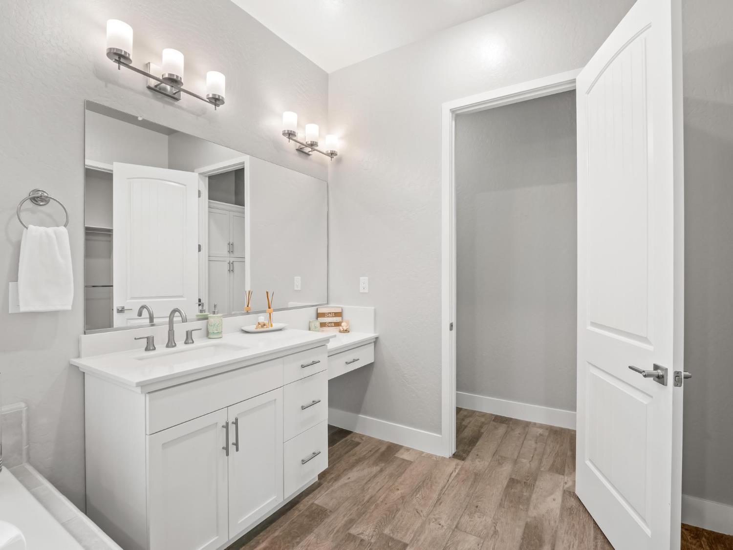 1734 N Park Ave, Clovis, CA 93619