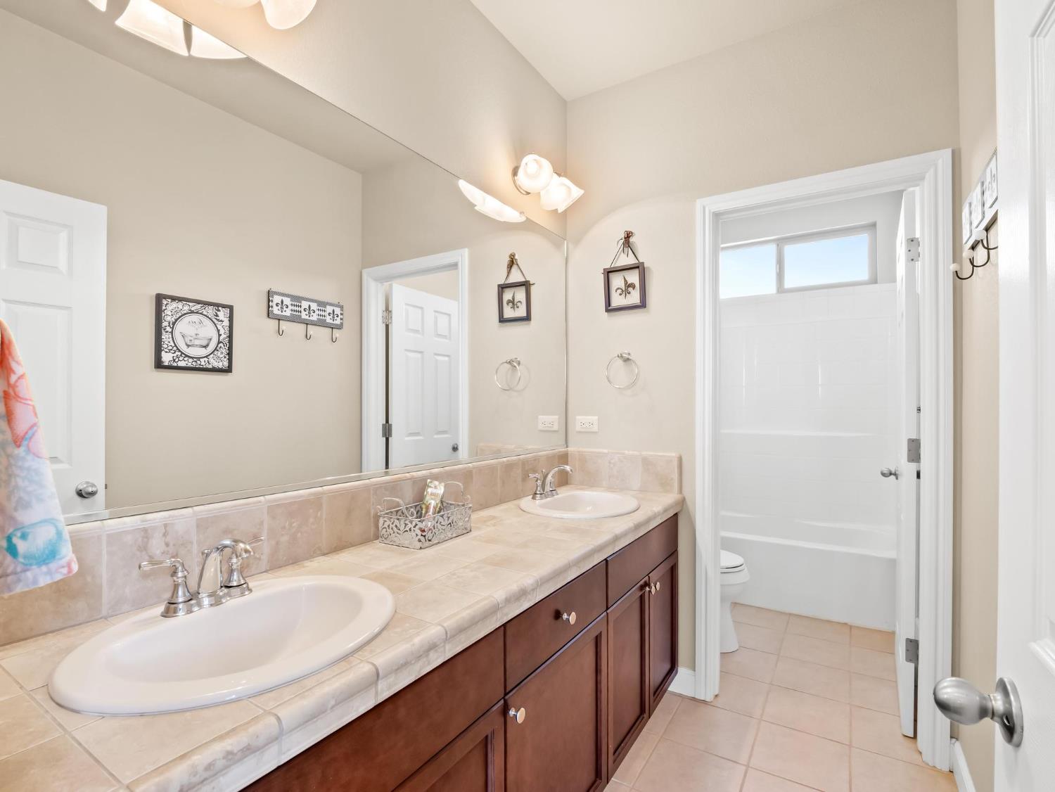 1178 Blackwood Ave, Clovis, CA 93619