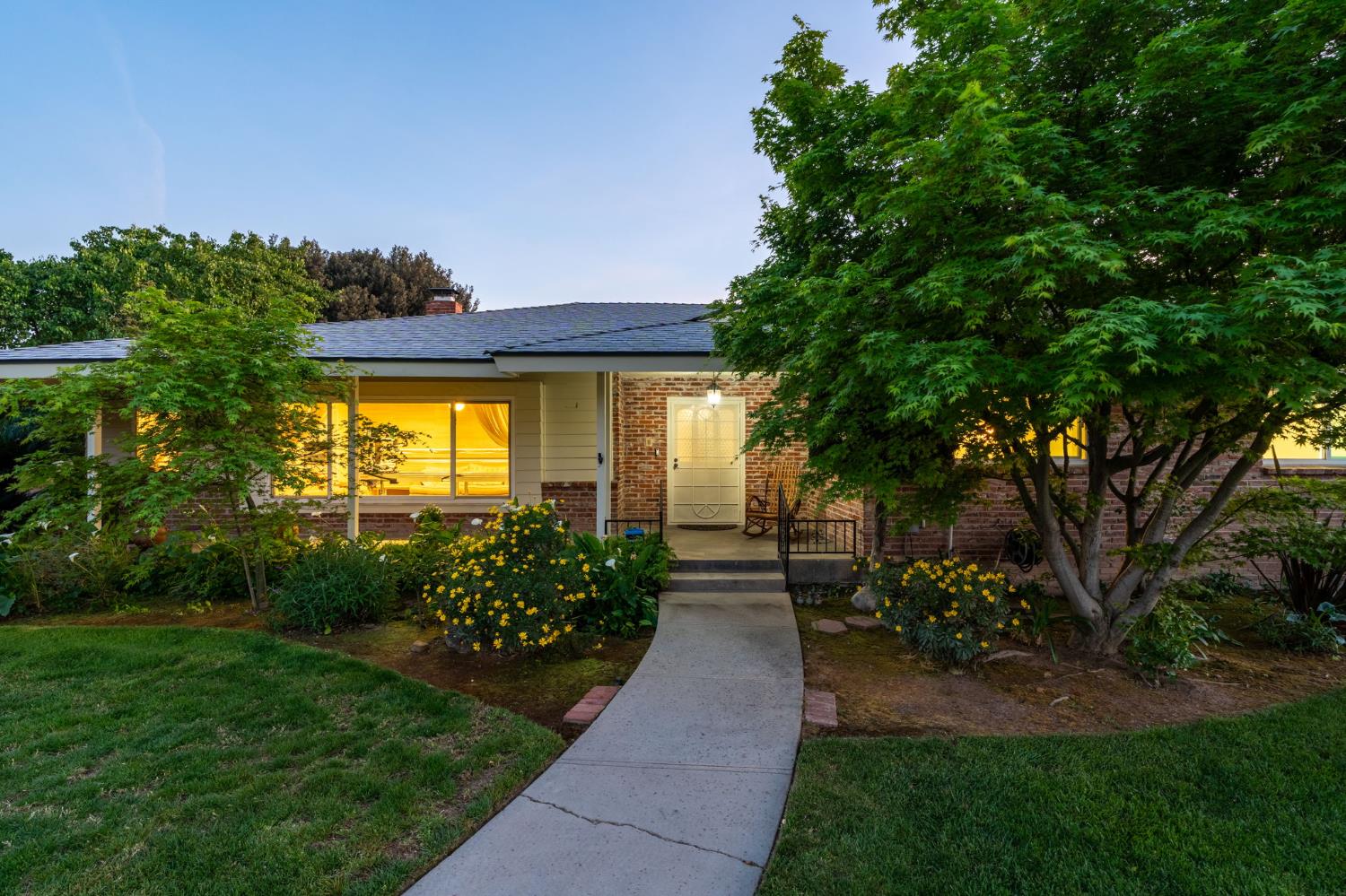 5890 E Dwight Way, Fresno, CA 93727