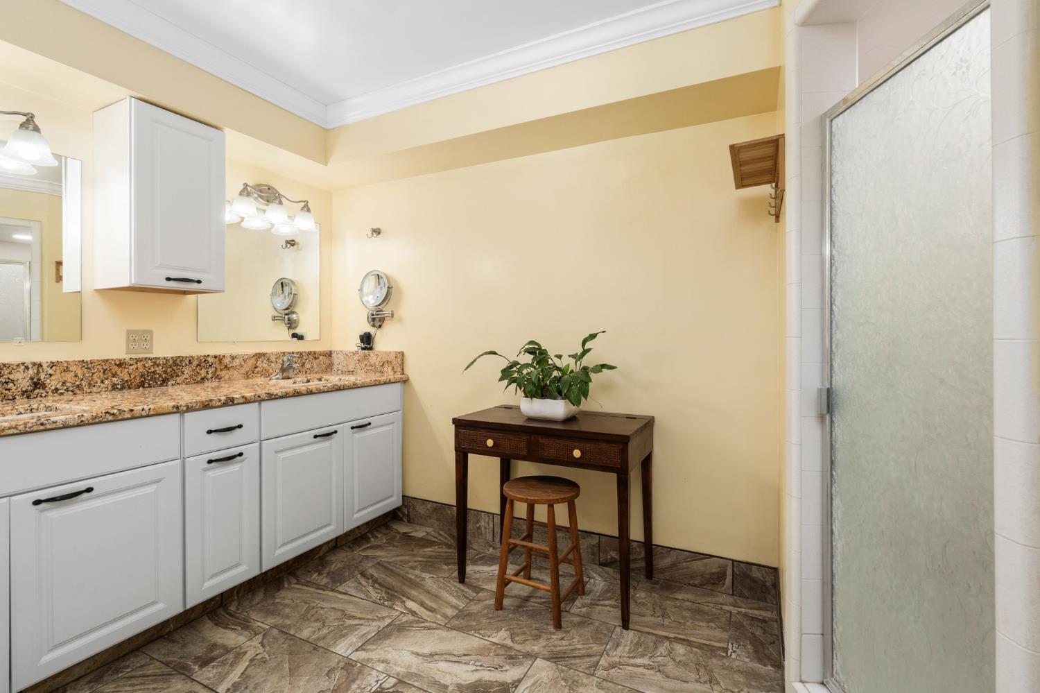 5890 E Dwight Way, Fresno, CA 93727