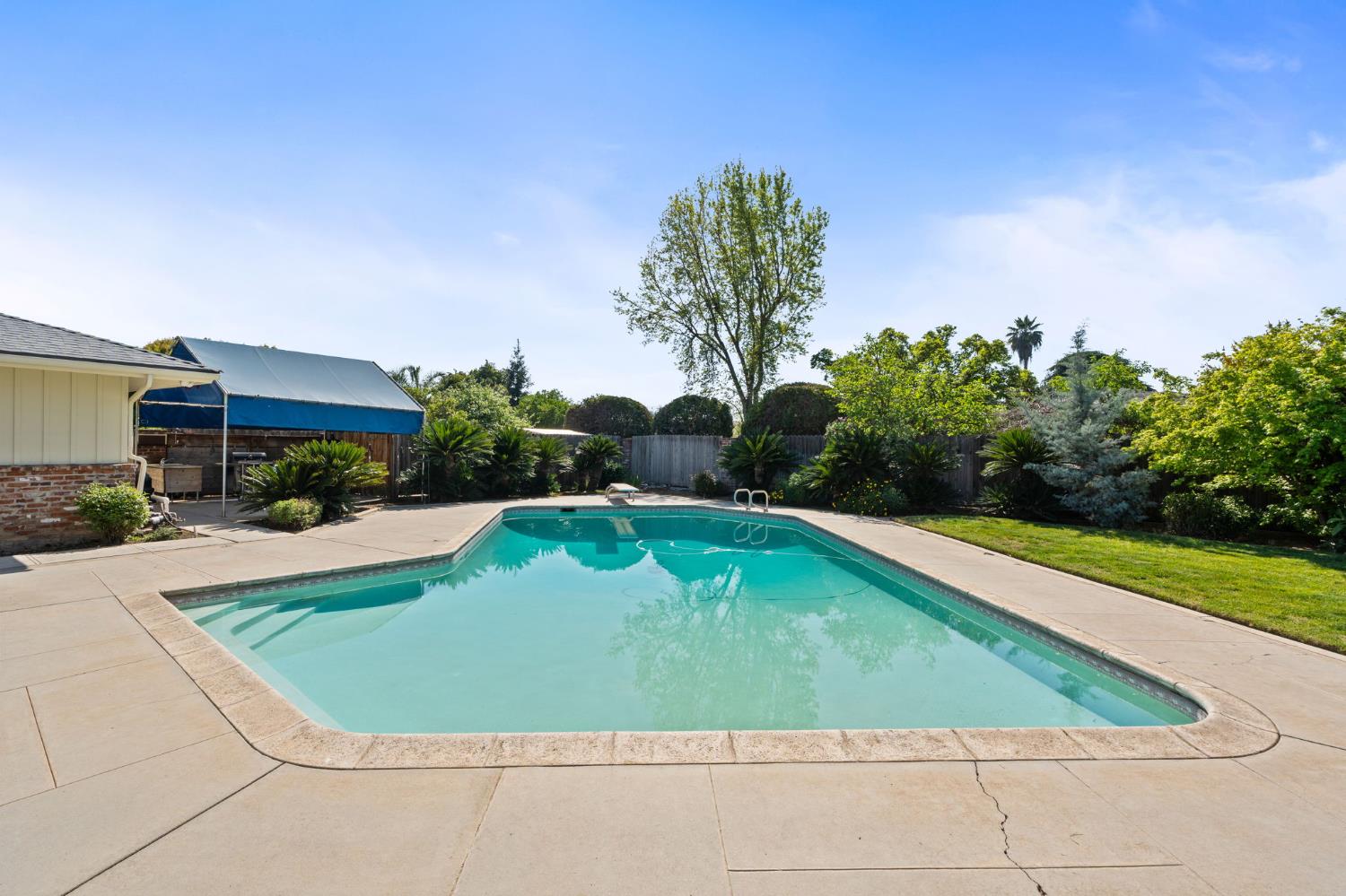 5890 E Dwight Way, Fresno, CA 93727