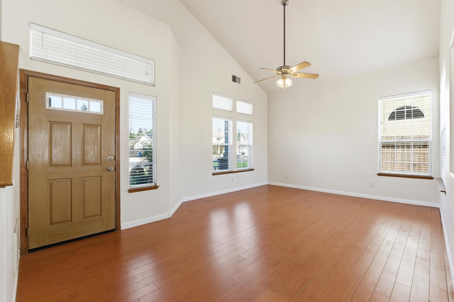 865 McKelvy Ave, Clovis, CA 93611