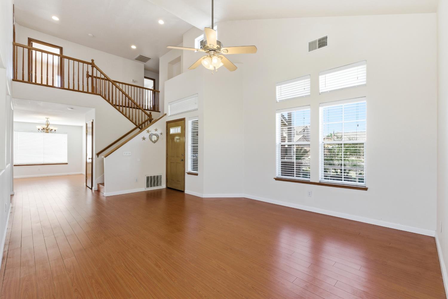 865 McKelvy Ave, Clovis, CA 93611