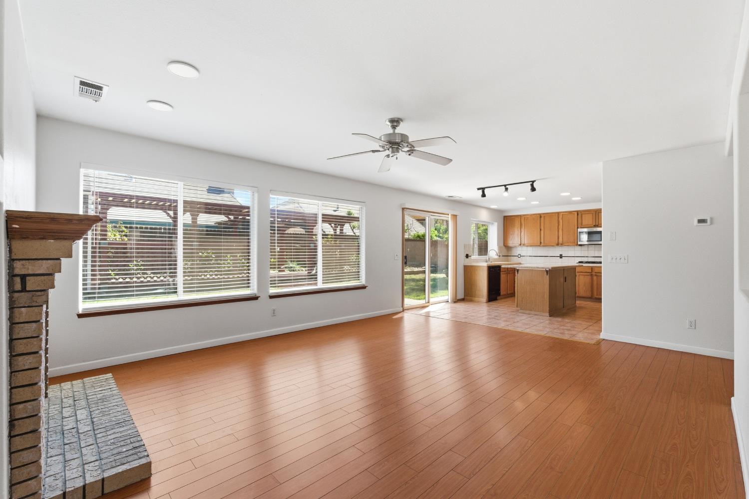 865 McKelvy Ave, Clovis, CA 93611