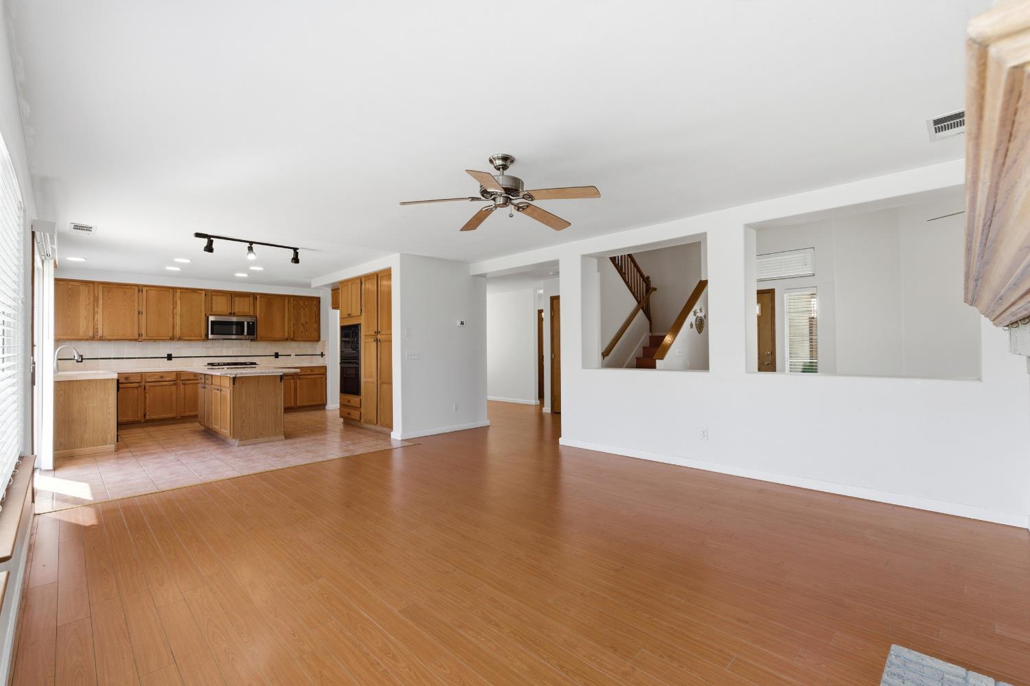 865 McKelvy Ave, Clovis, CA 93611