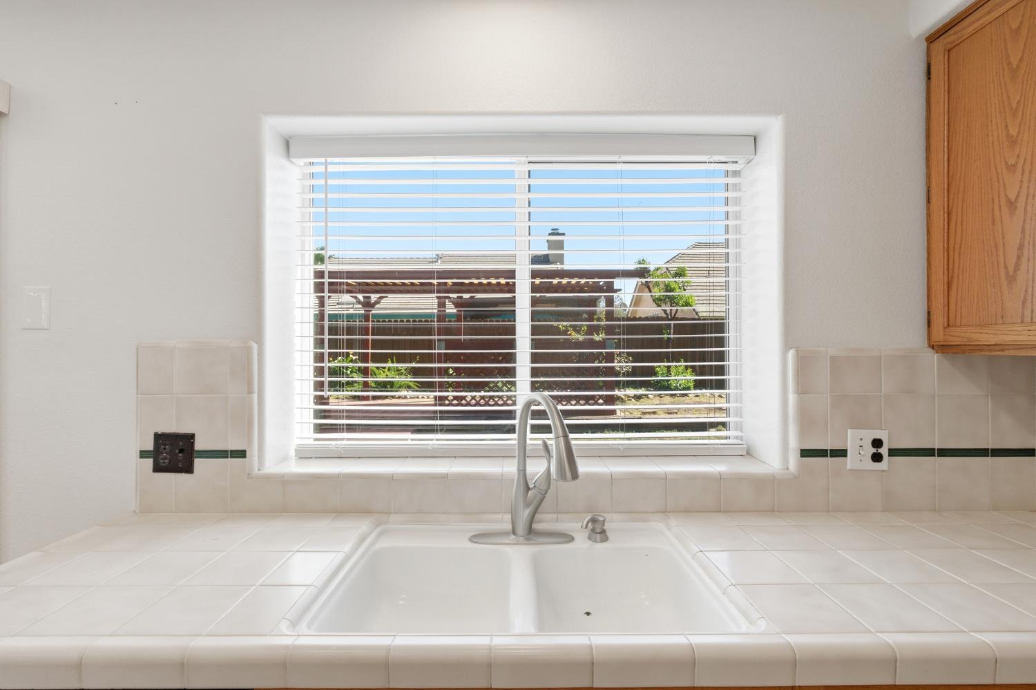 865 McKelvy Ave, Clovis, CA 93611