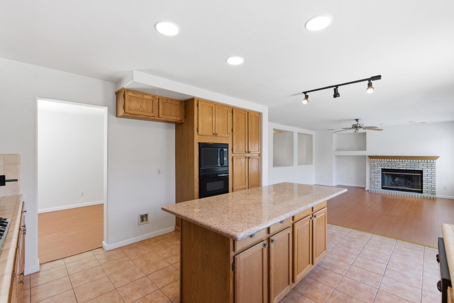 865 McKelvy Ave, Clovis, CA 93611