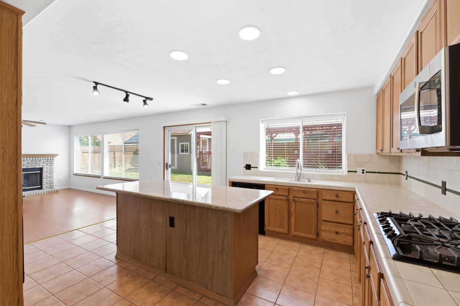 865 McKelvy Ave, Clovis, CA 93611