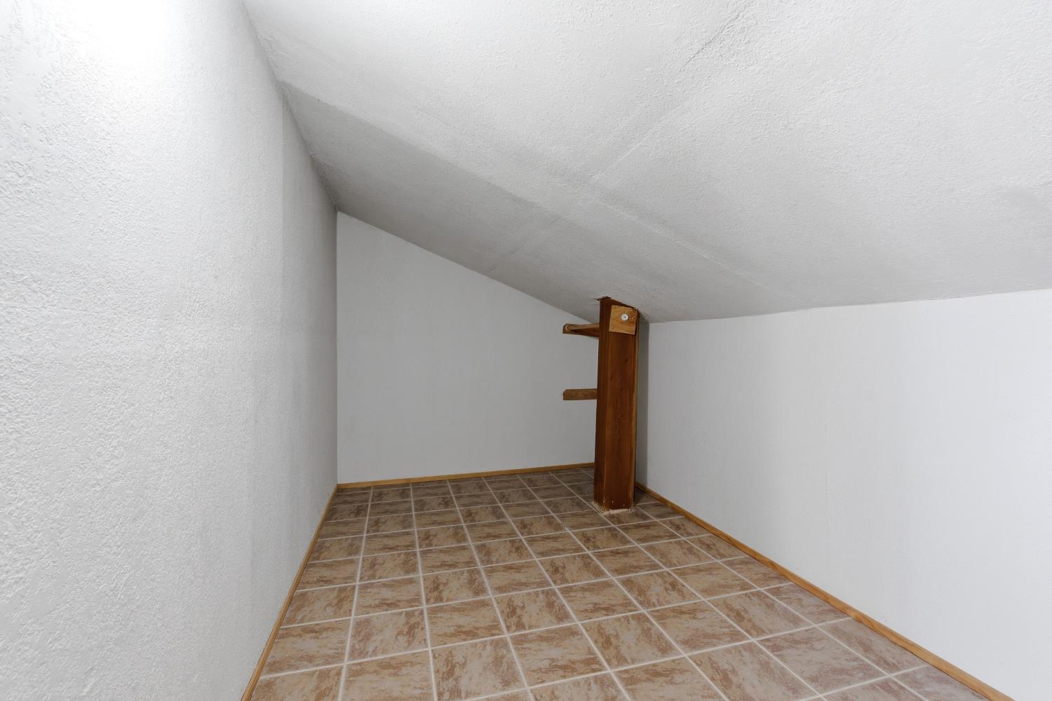 865 McKelvy Ave, Clovis, CA 93611