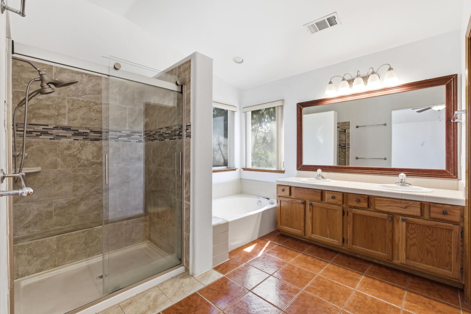 865 McKelvy Ave, Clovis, CA 93611