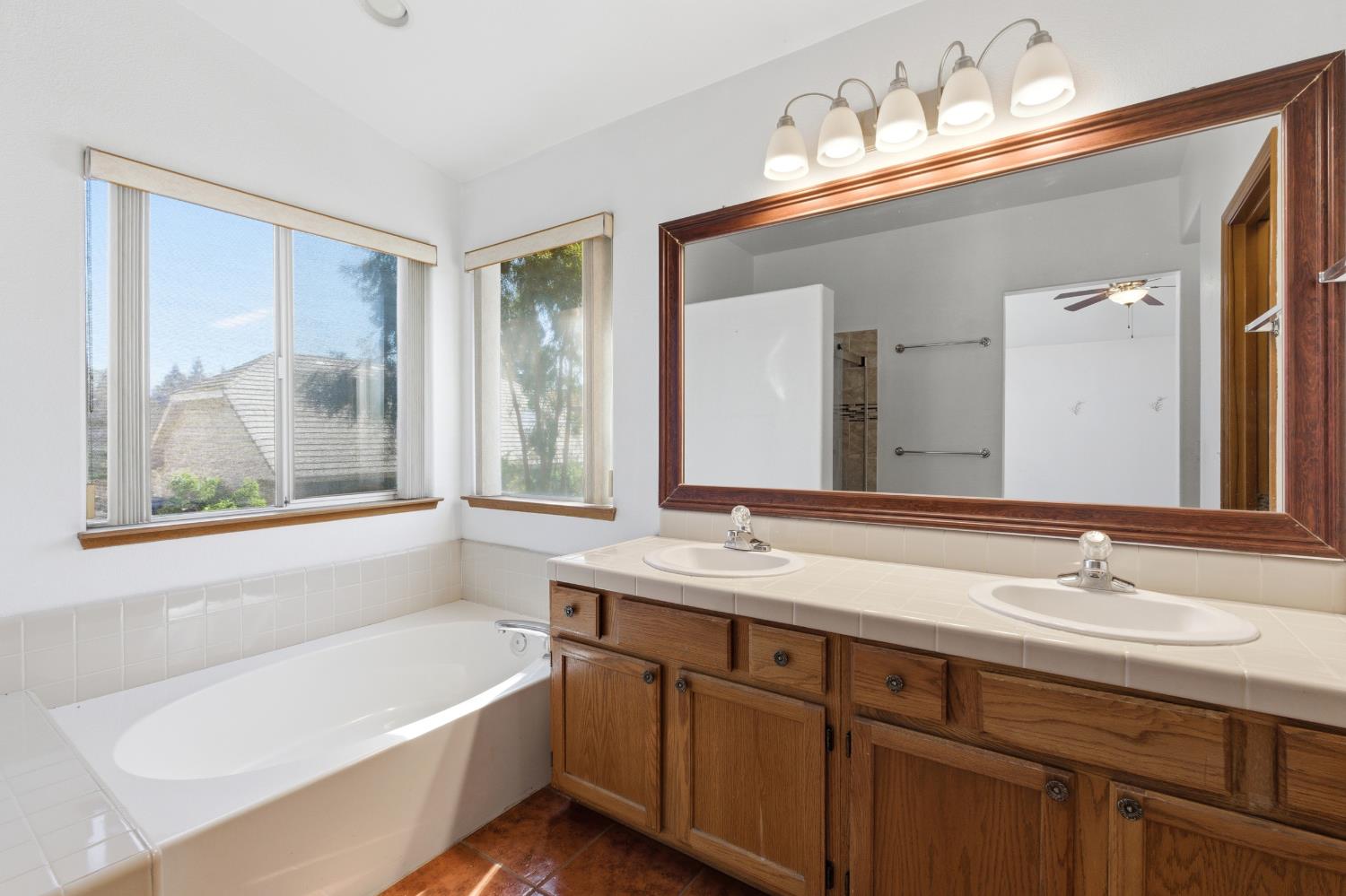 865 McKelvy Ave, Clovis, CA 93611