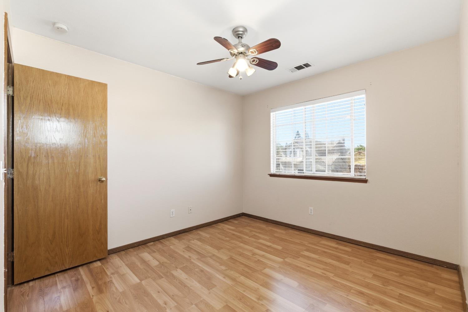 865 McKelvy Ave, Clovis, CA 93611