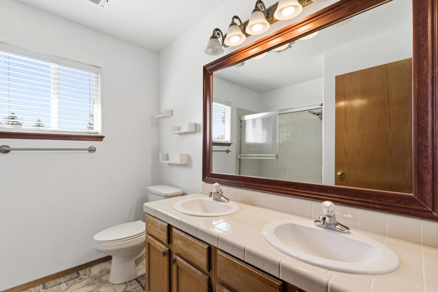 865 McKelvy Ave, Clovis, CA 93611