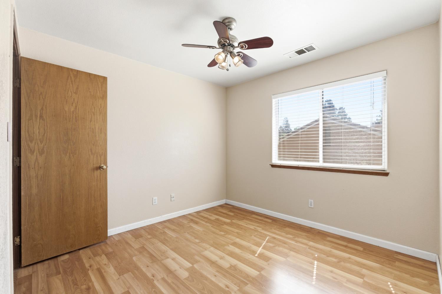 865 McKelvy Ave, Clovis, CA 93611