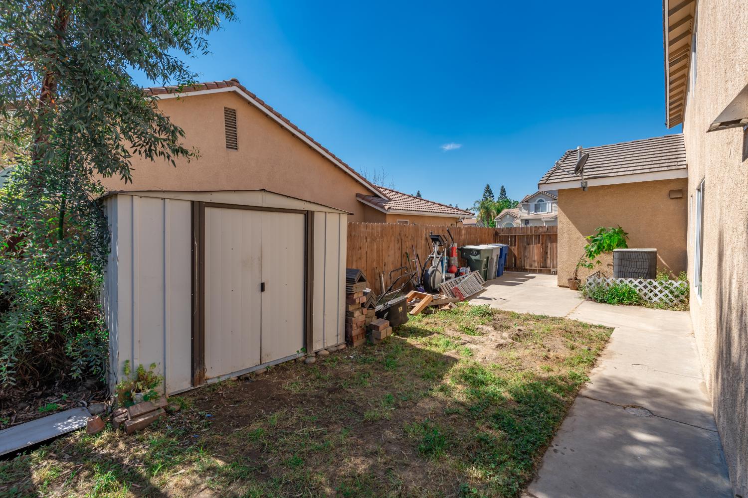 865 McKelvy Ave, Clovis, CA 93611