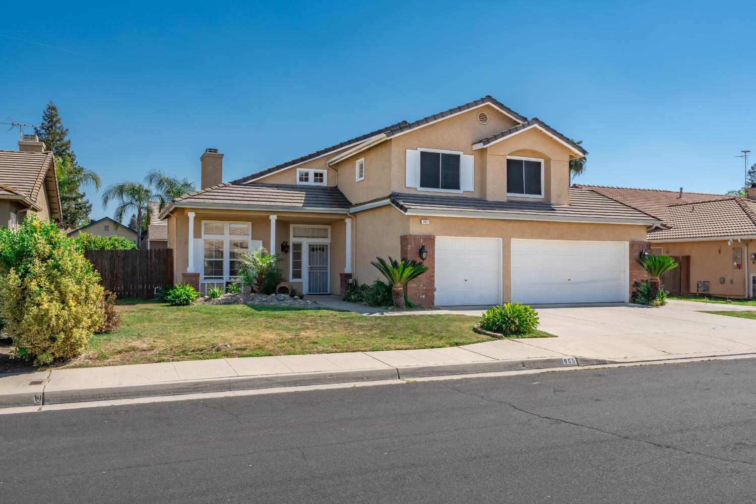 865 McKelvy Ave, Clovis, CA 93611