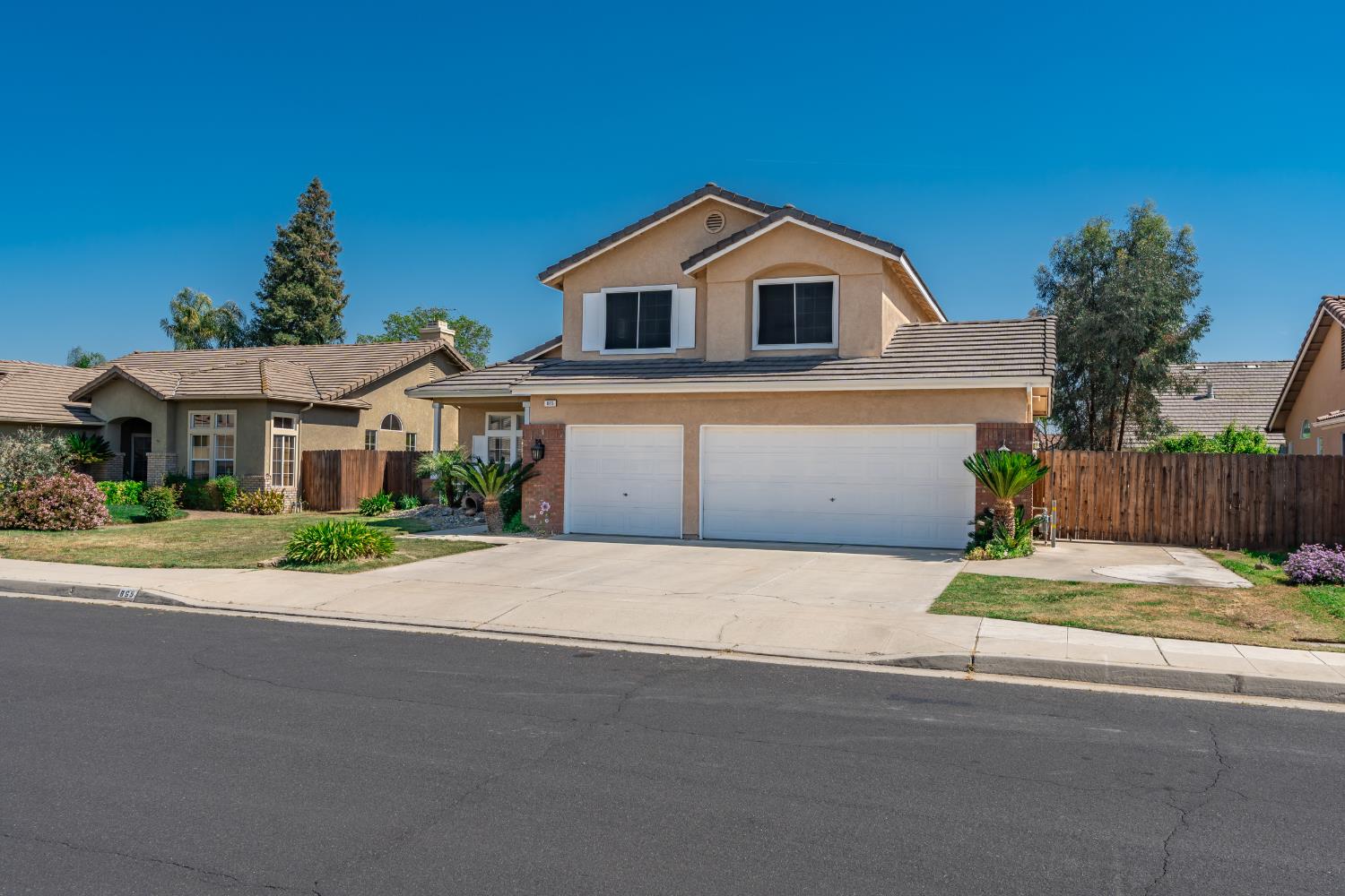 865 McKelvy Ave, Clovis, CA 93611