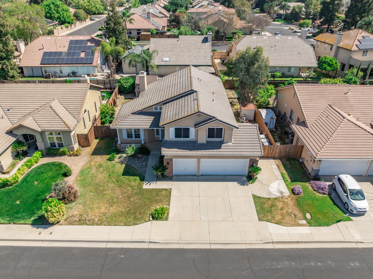 865 McKelvy Ave, Clovis, CA 93611