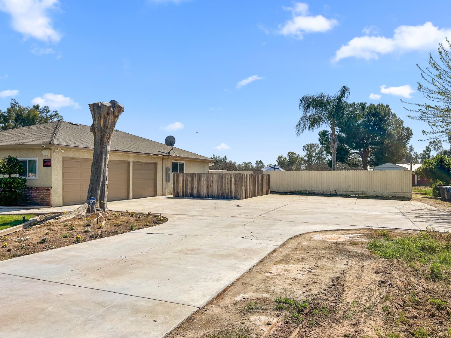 8099 E Nees Ave, Clovis, CA 93619