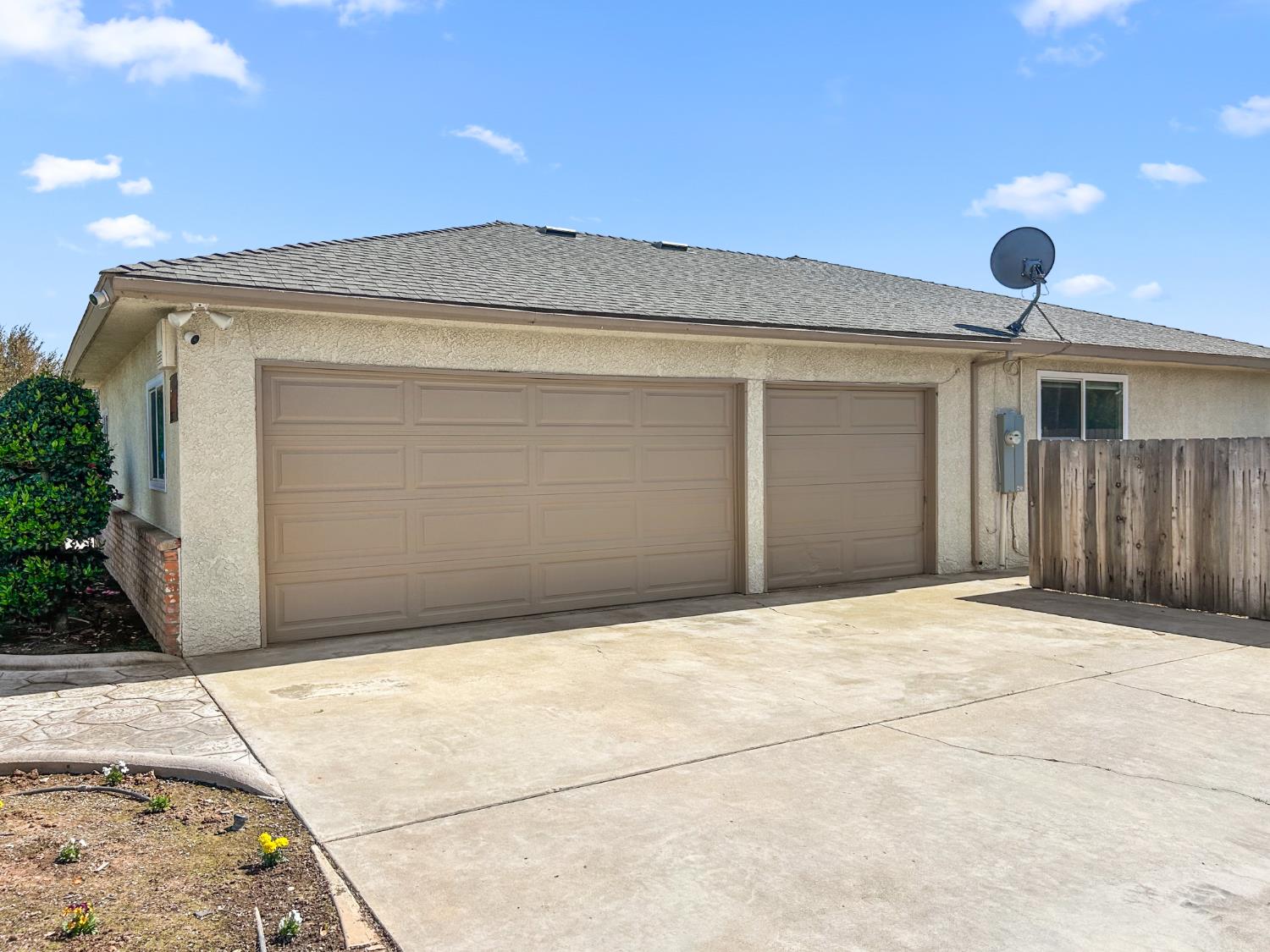 8099 E Nees Ave, Clovis, CA 93619