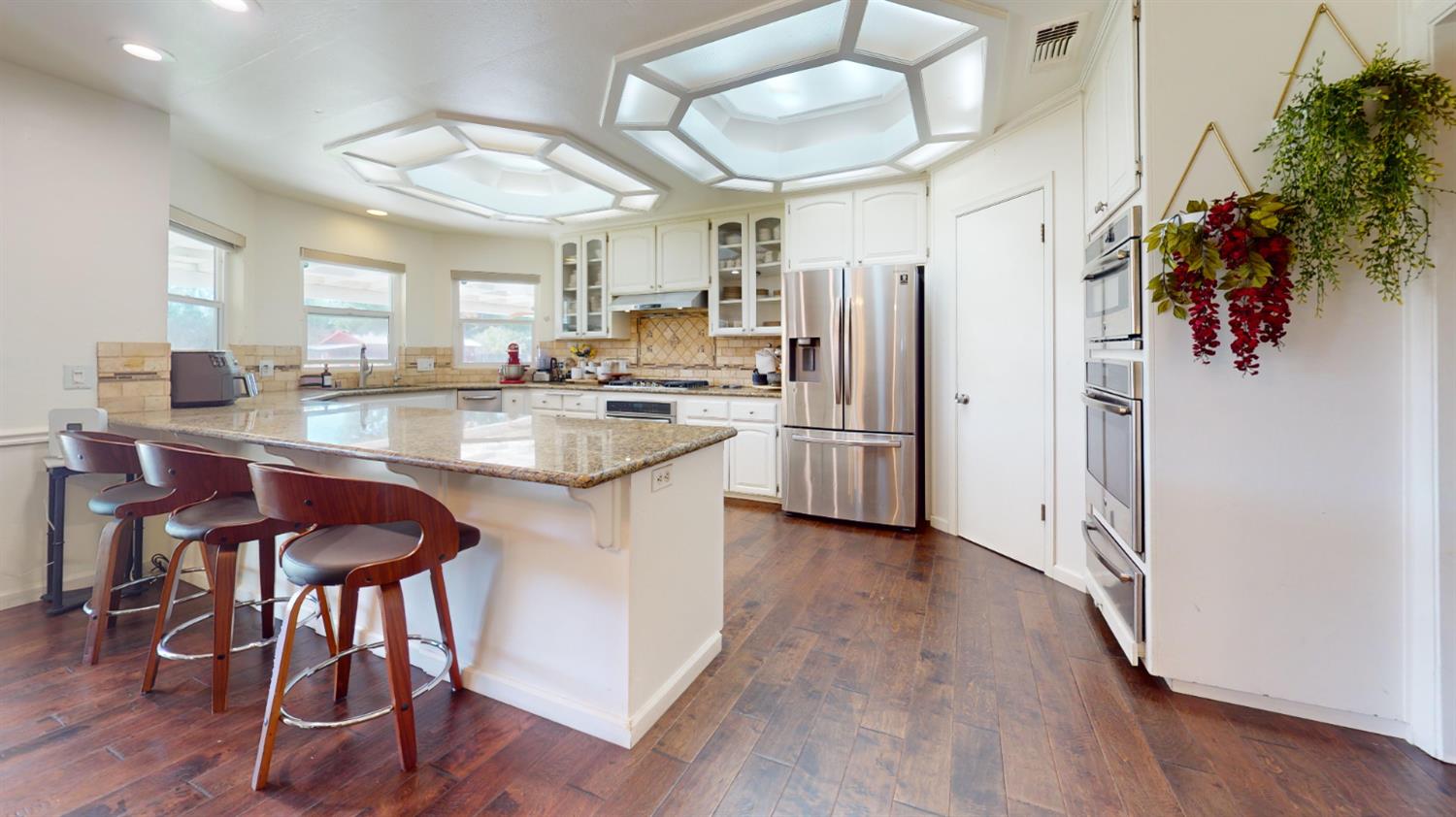 8099 E Nees Ave, Clovis, CA 93619