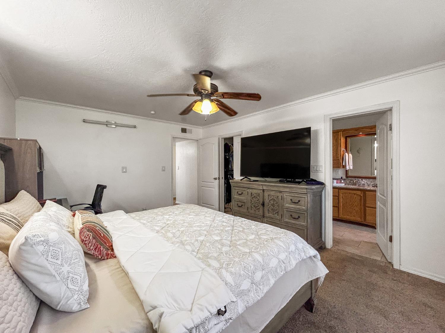 8099 E Nees Ave, Clovis, CA 93619