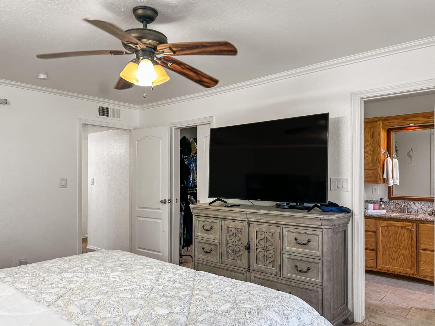 8099 E Nees Ave, Clovis, CA 93619