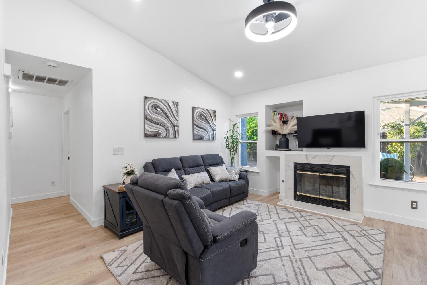 2404 E El paso Ave E, Fresno, CA 93720