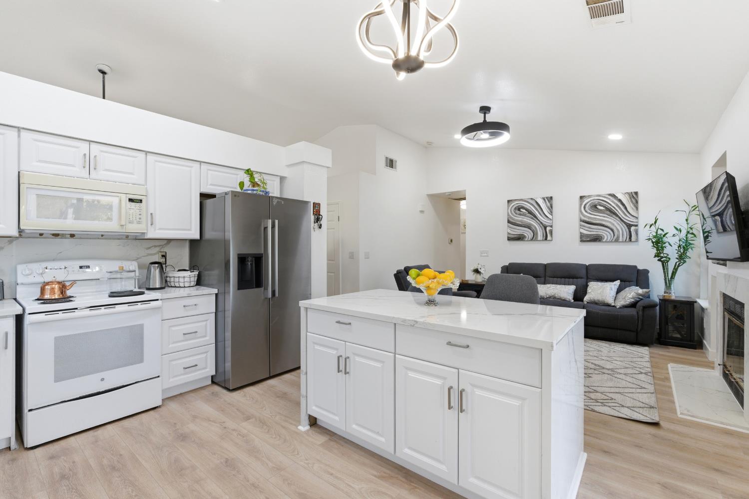 2404 E El paso Ave E, Fresno, CA 93720