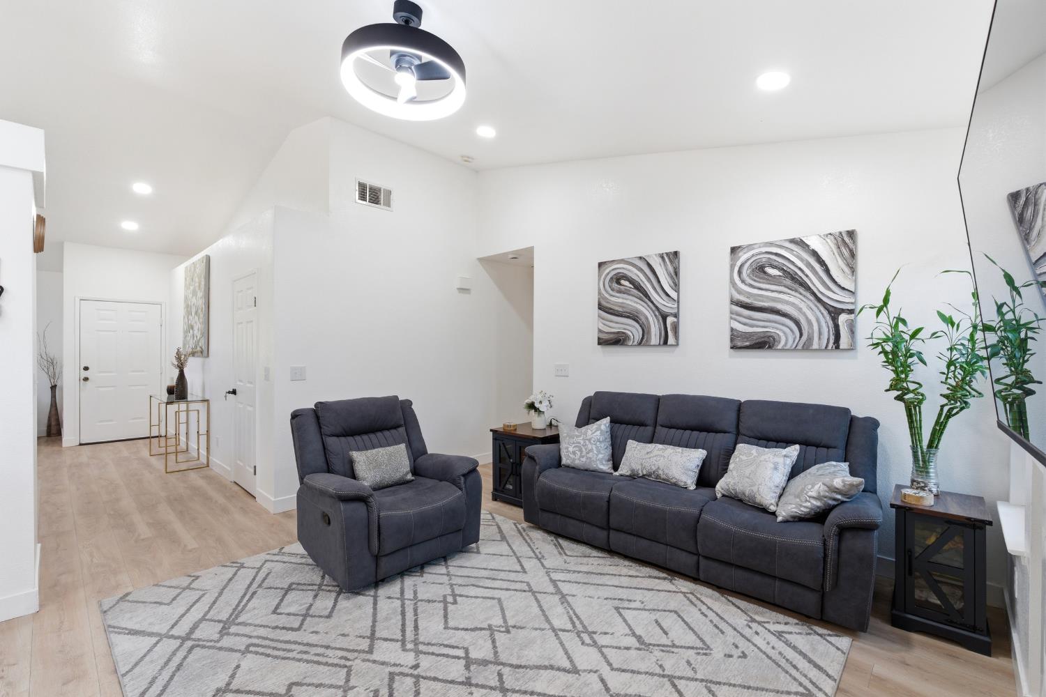 2404 E El paso Ave E, Fresno, CA 93720