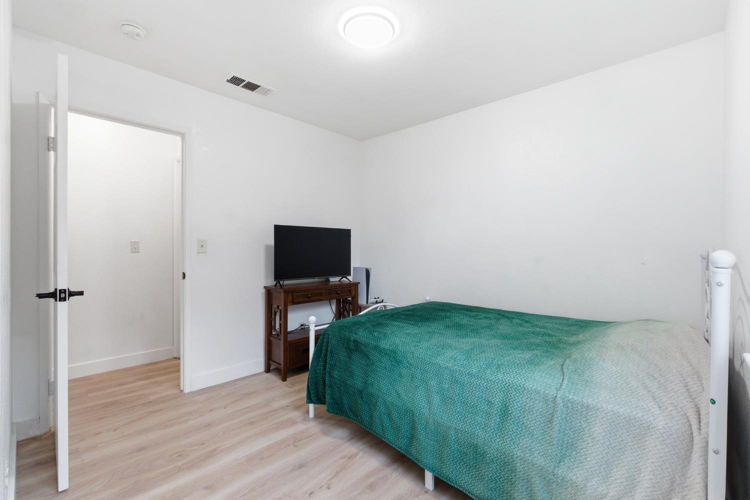 2404 E El paso Ave E, Fresno, CA 93720