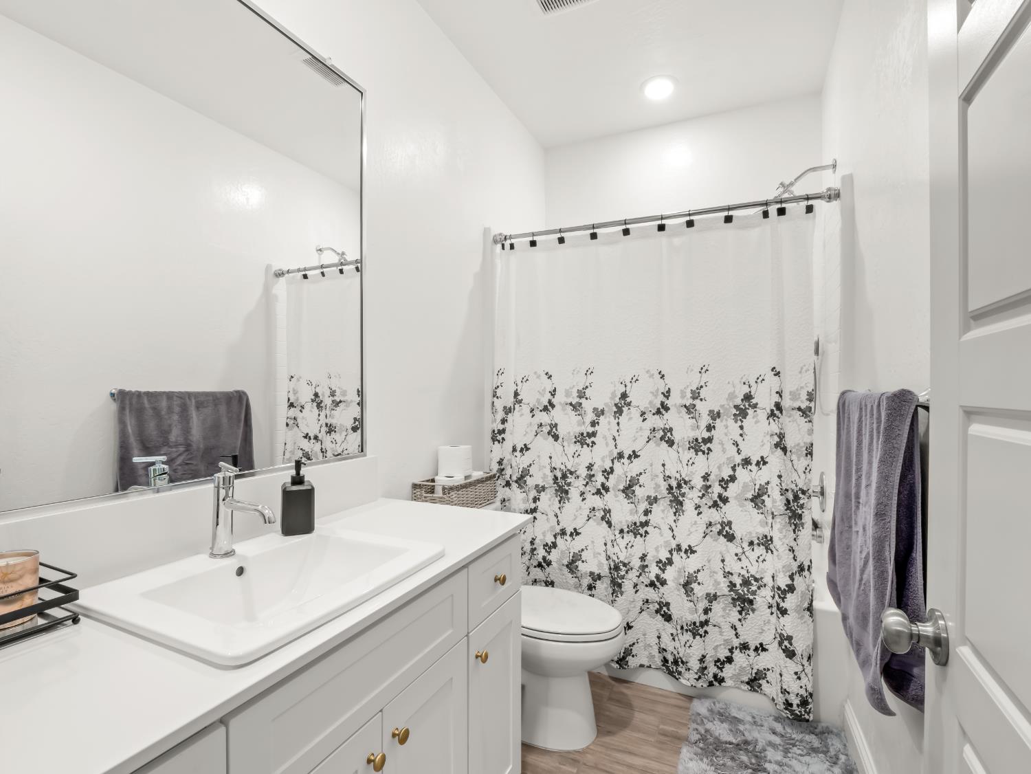 7073 W Poe Ave, Fresno, CA 93723