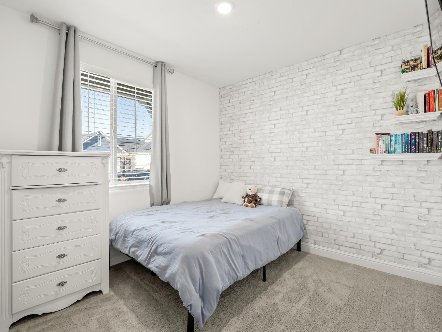 7073 W Poe Ave, Fresno, CA 93723