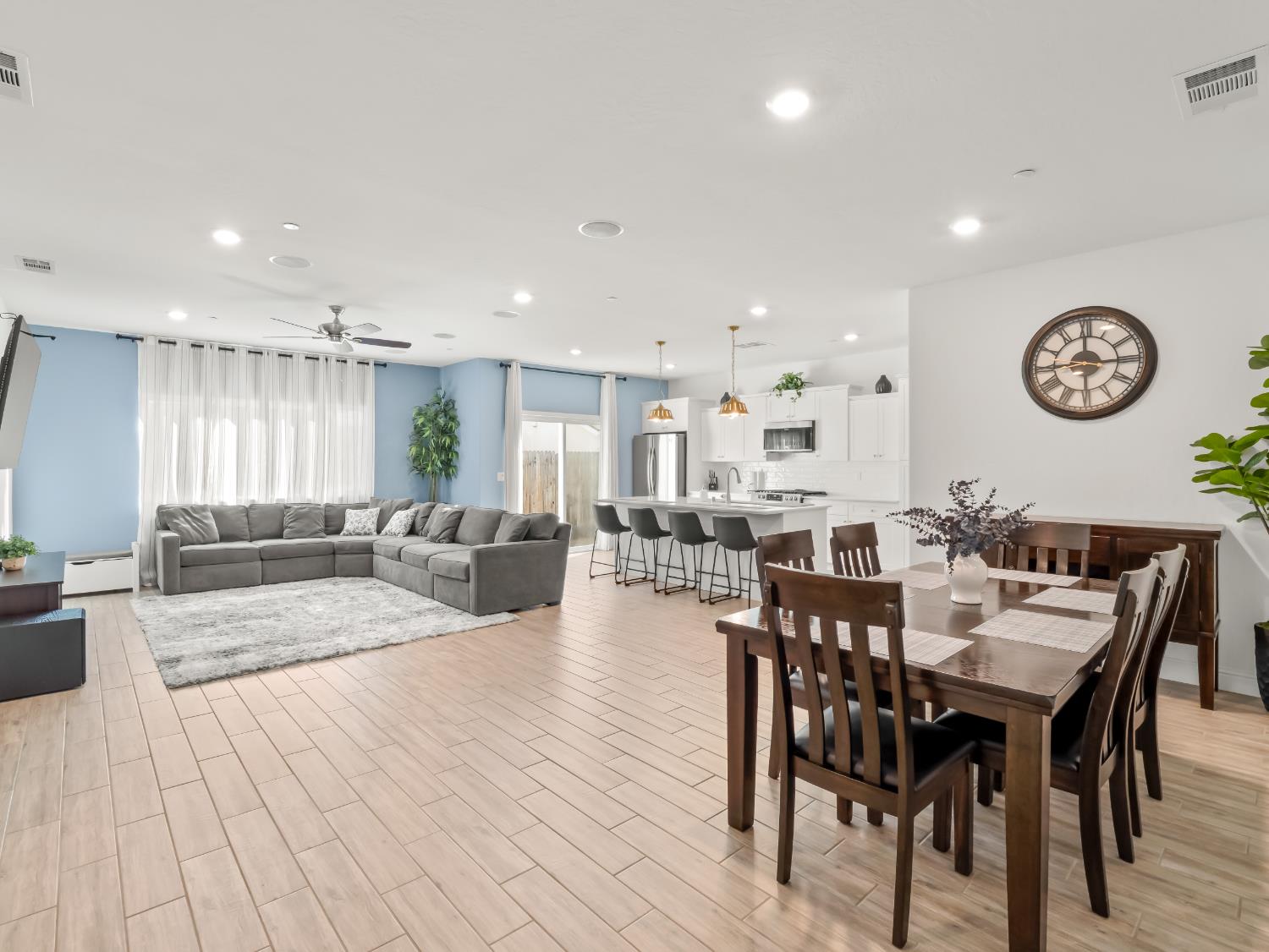 7073 W Poe Ave, Fresno, CA 93723