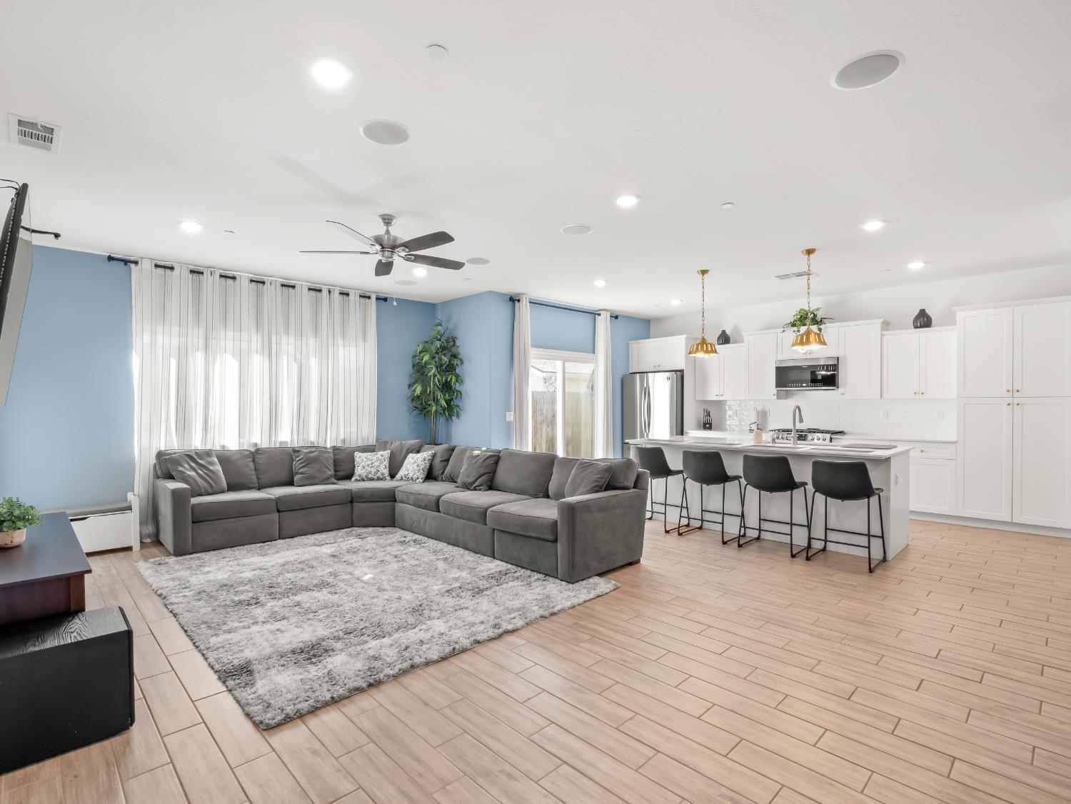 7073 W Poe Ave, Fresno, CA 93723