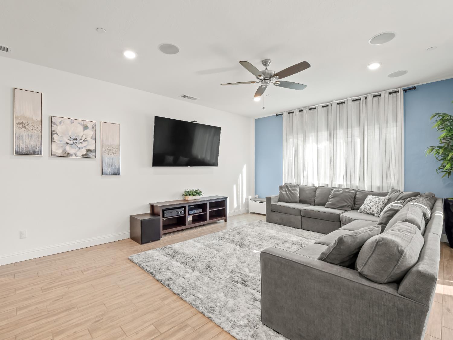 7073 W Poe Ave, Fresno, CA 93723