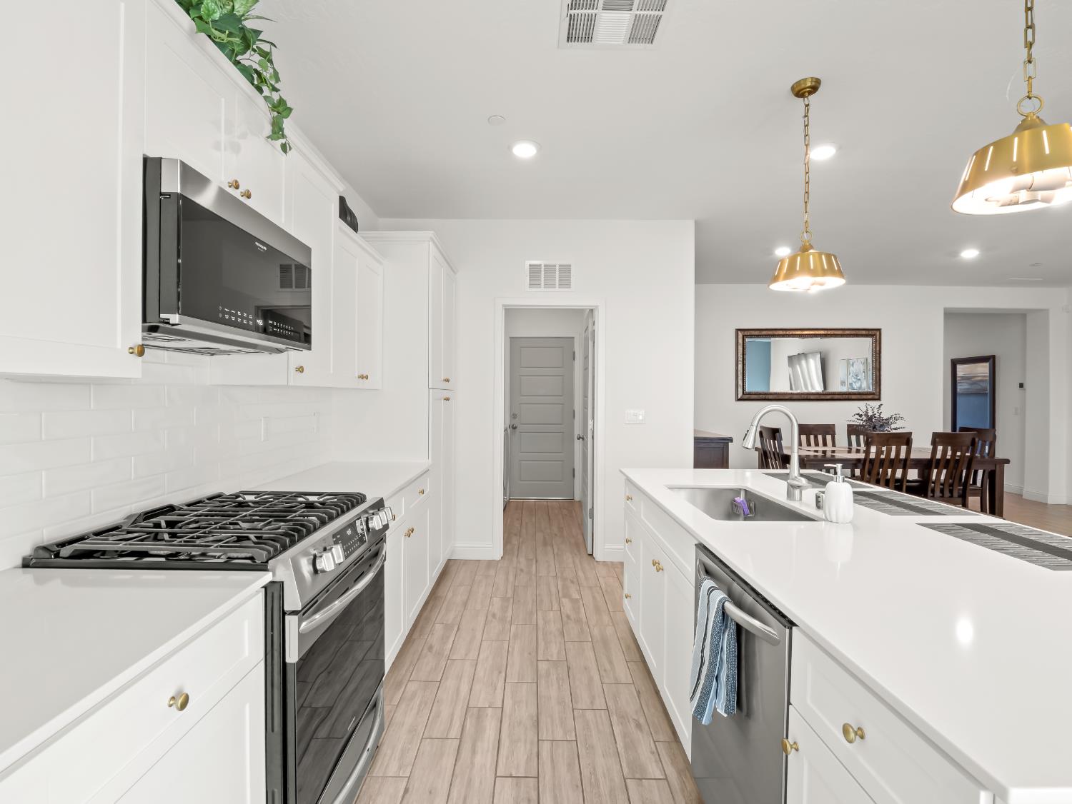 7073 W Poe Ave, Fresno, CA 93723