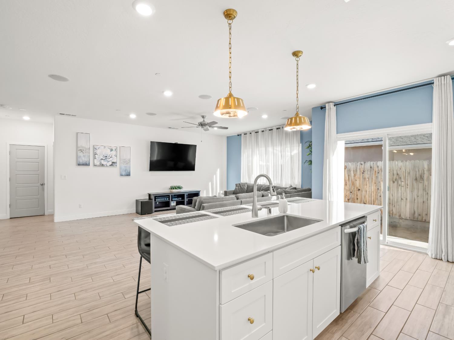 7073 W Poe Ave, Fresno, CA 93723