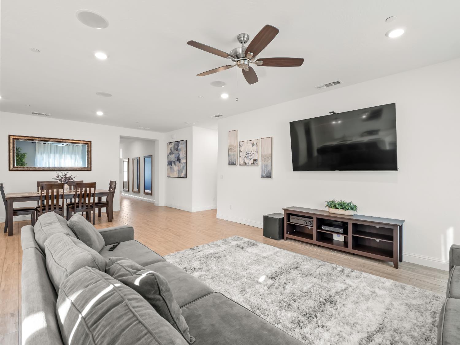 7073 W Poe Ave, Fresno, CA 93723