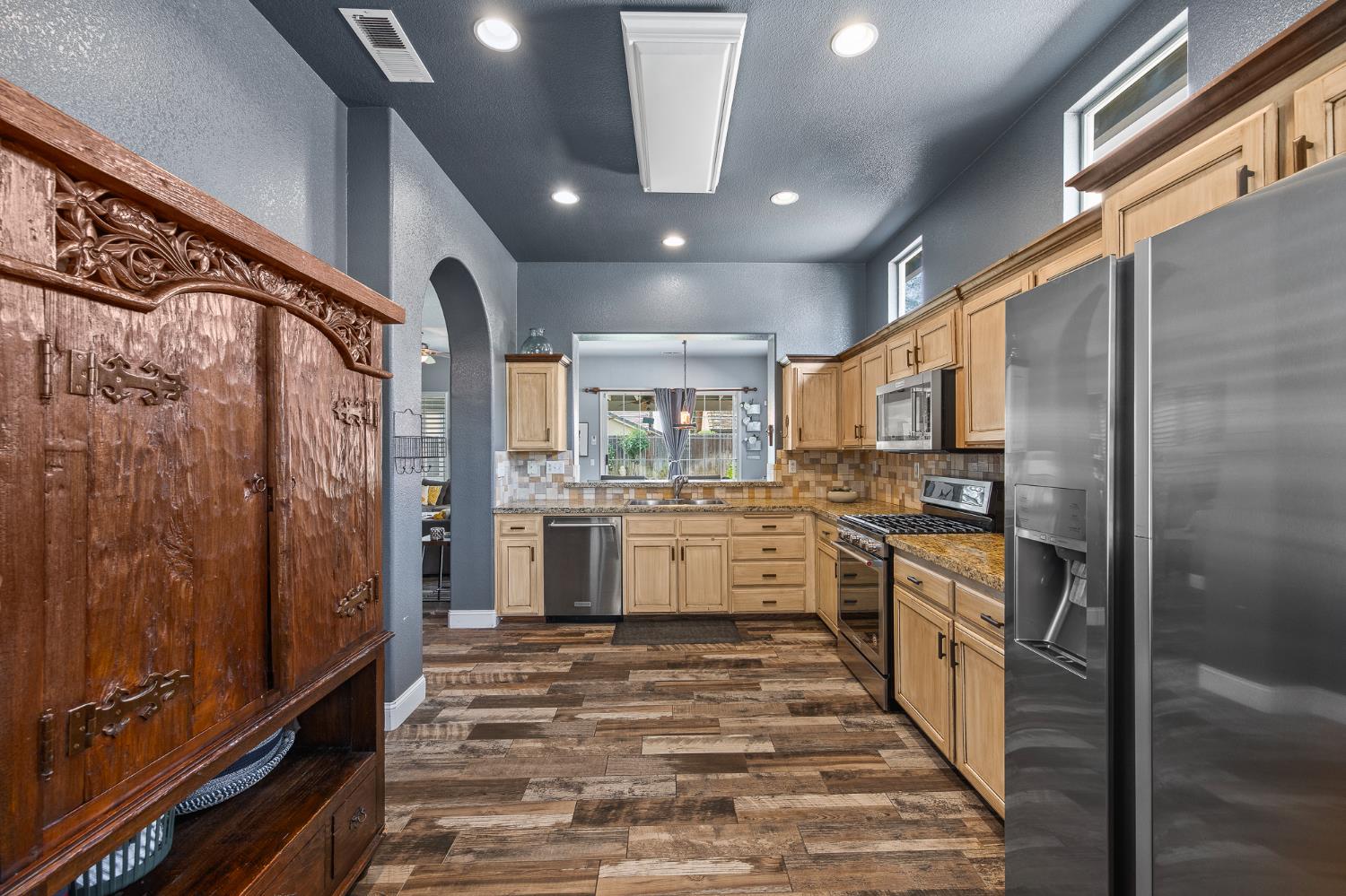 9383 N Dearing, Fresno, CA 93720