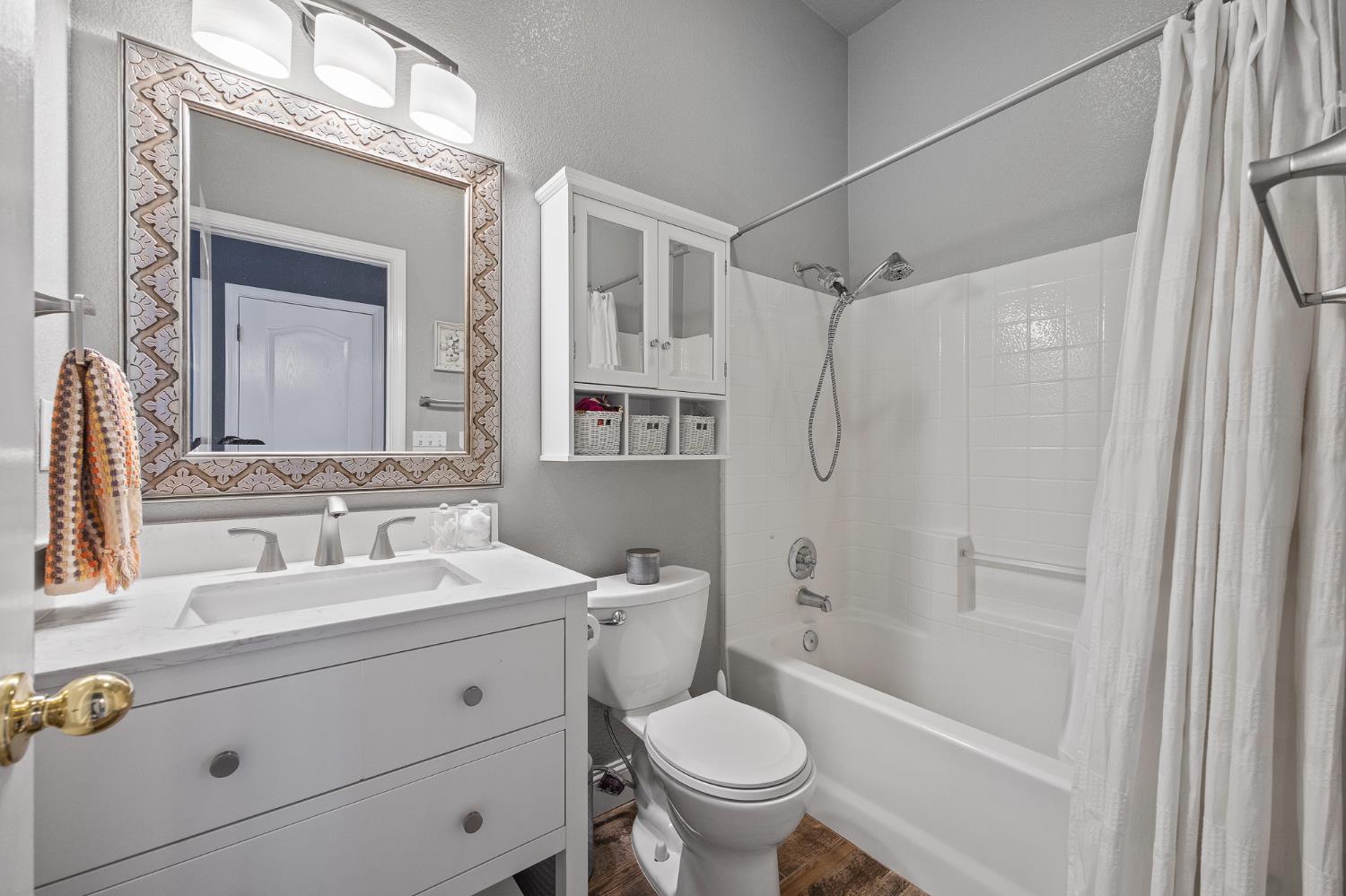 9383 N Dearing, Fresno, CA 93720