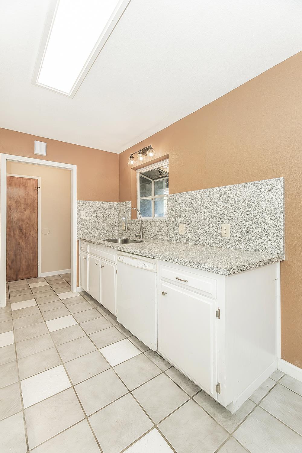 1375 S Cyrier Ave, Reedley, CA 93654