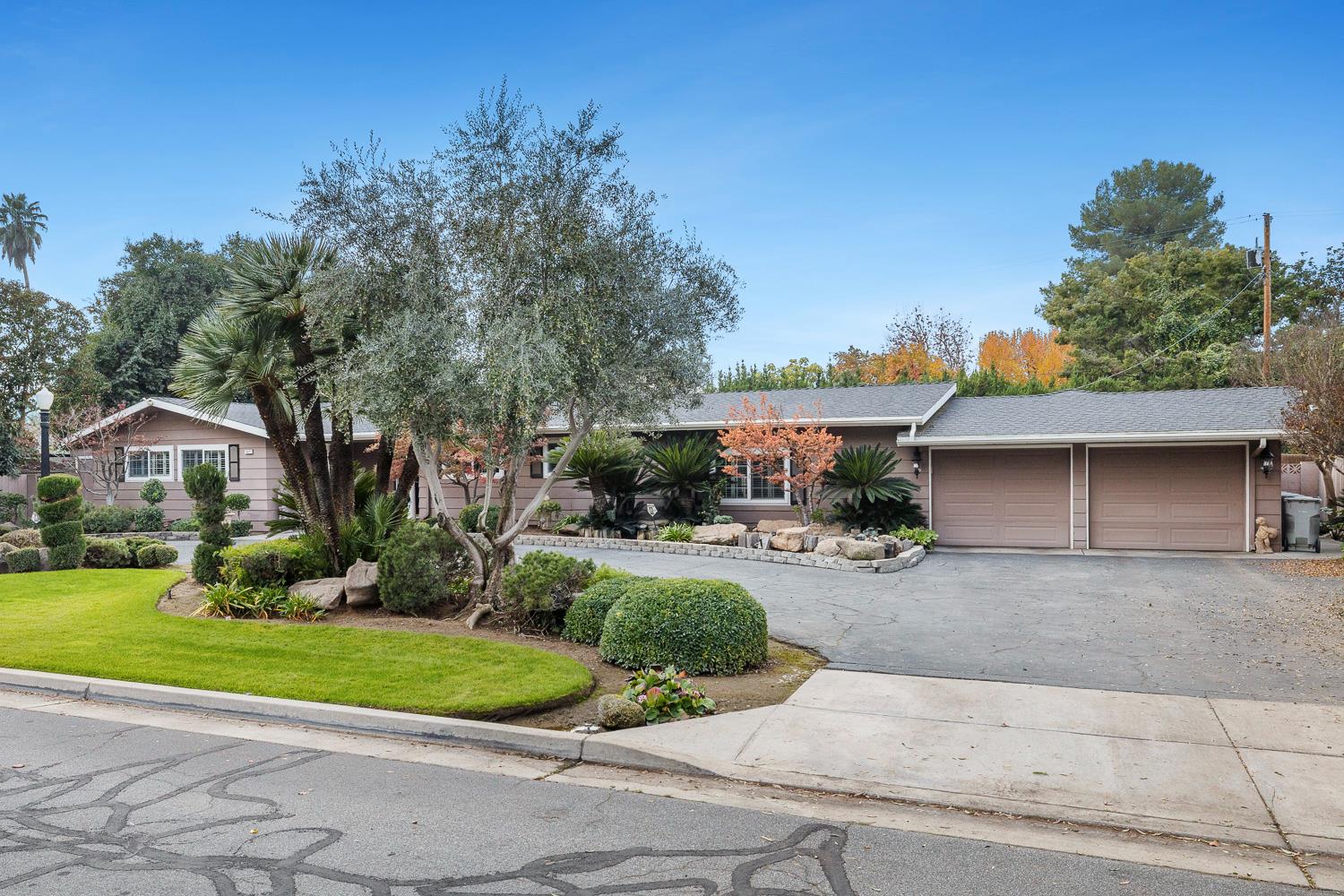 5627 N Kavanagh Ave, Fresno, CA 93711