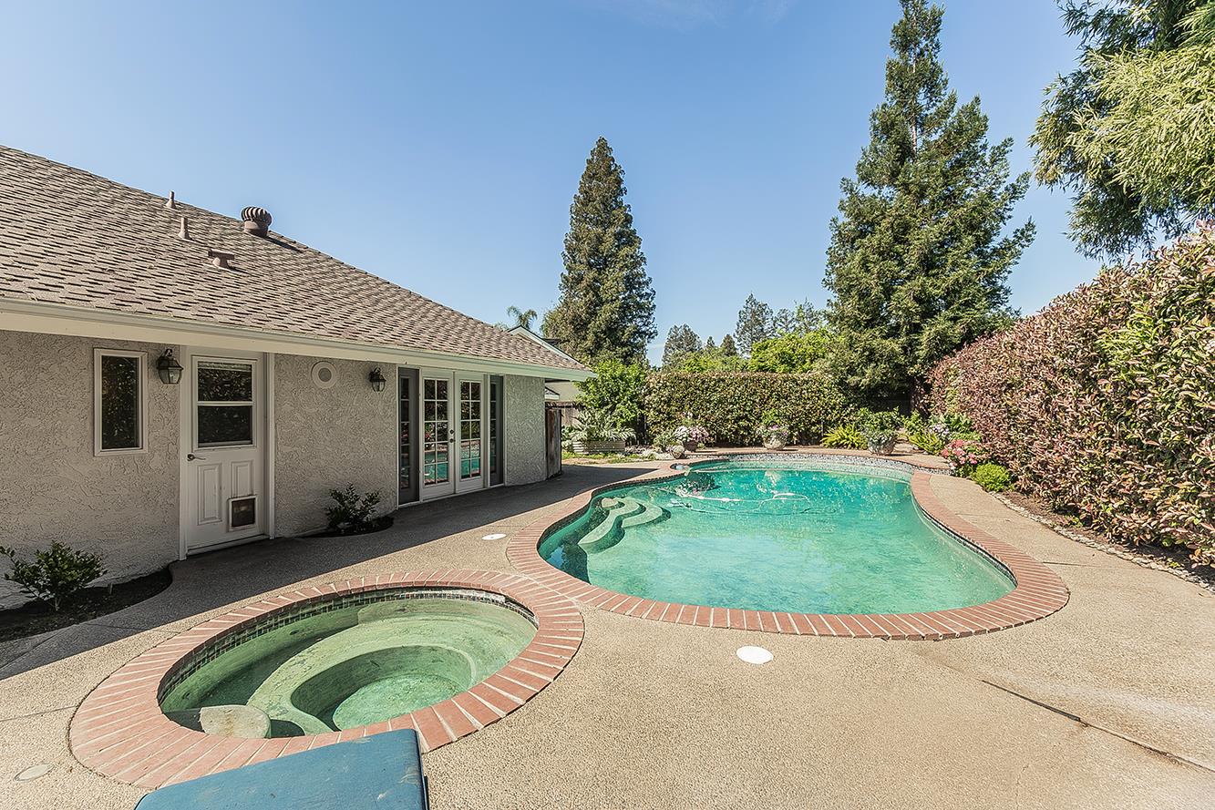 598 E Serena, Fresno, CA 93720