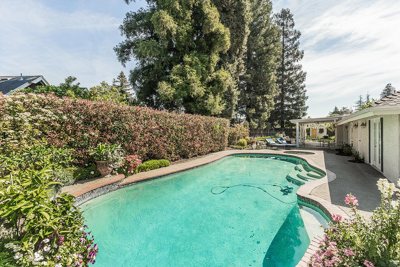 598 E Serena, Fresno, CA 93720