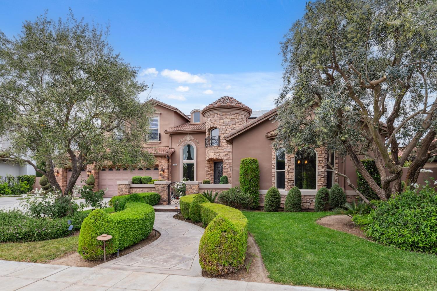 4918 W Bluff Ave, Fresno, CA 93722