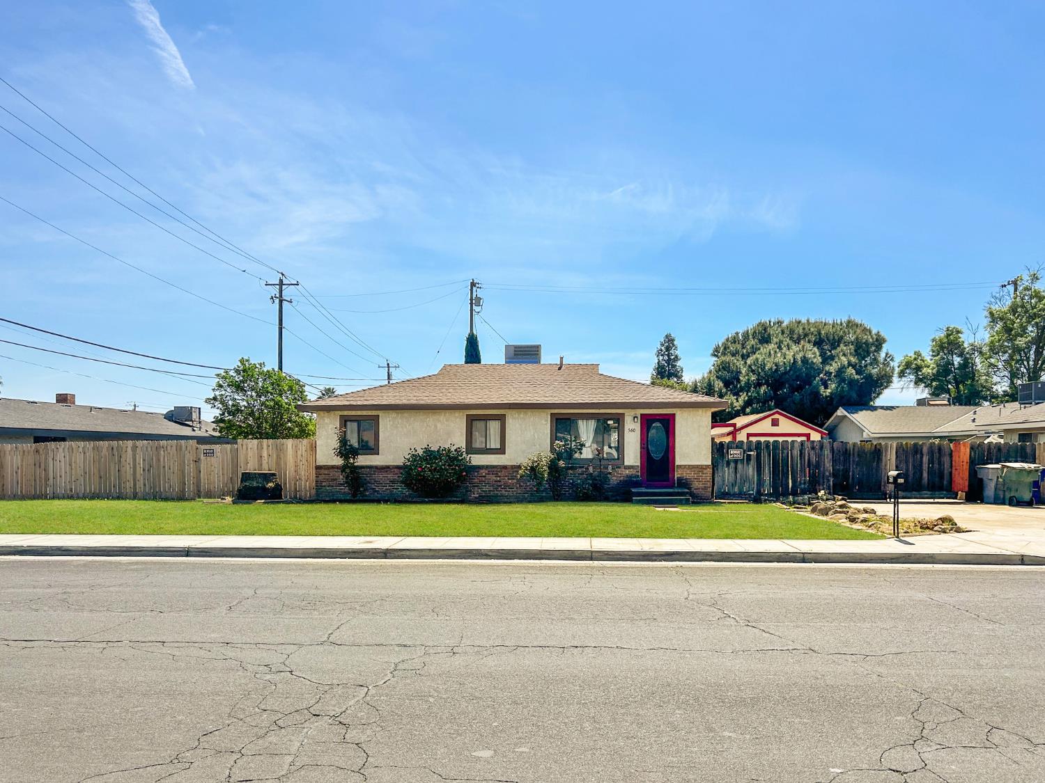 560 W Stuart Ave, Clovis, CA 93612