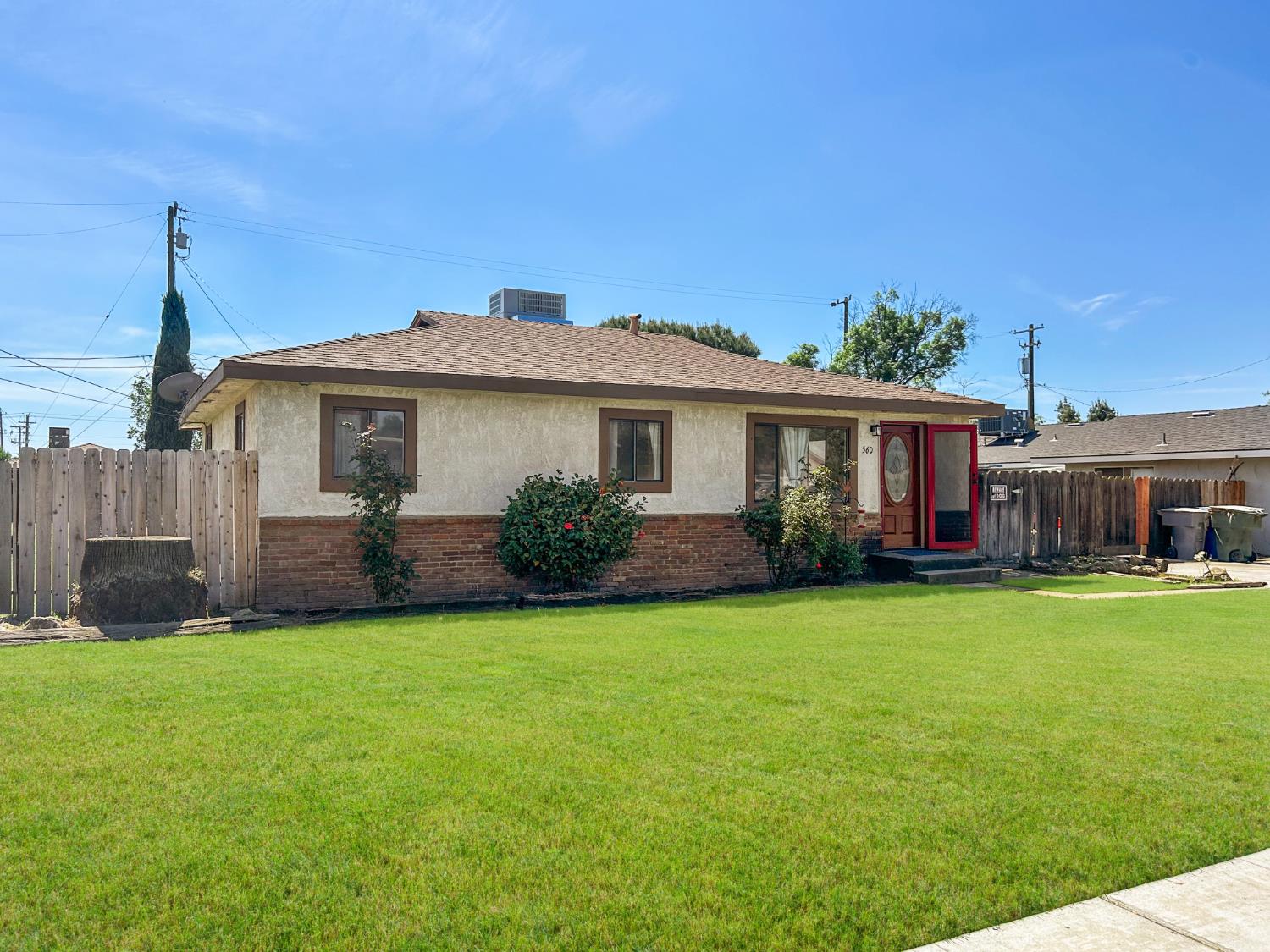 560 W Stuart Ave, Clovis, CA 93612