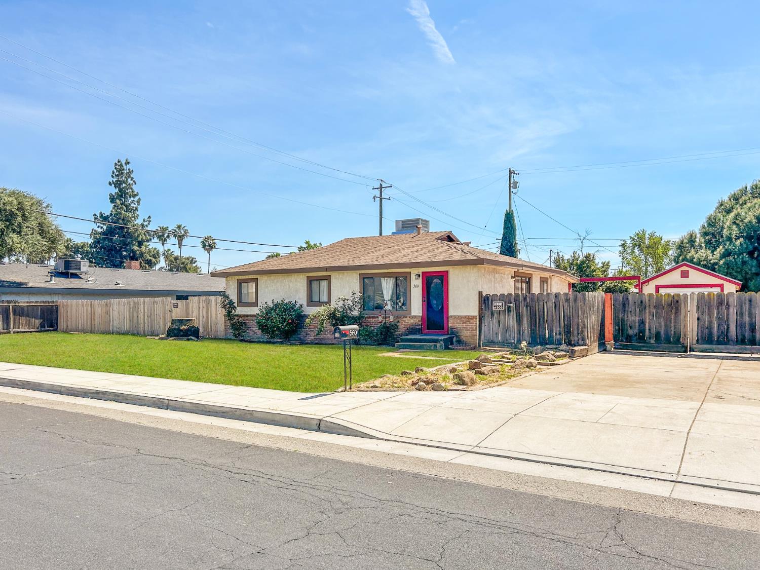 560 W Stuart Ave, Clovis, CA 93612